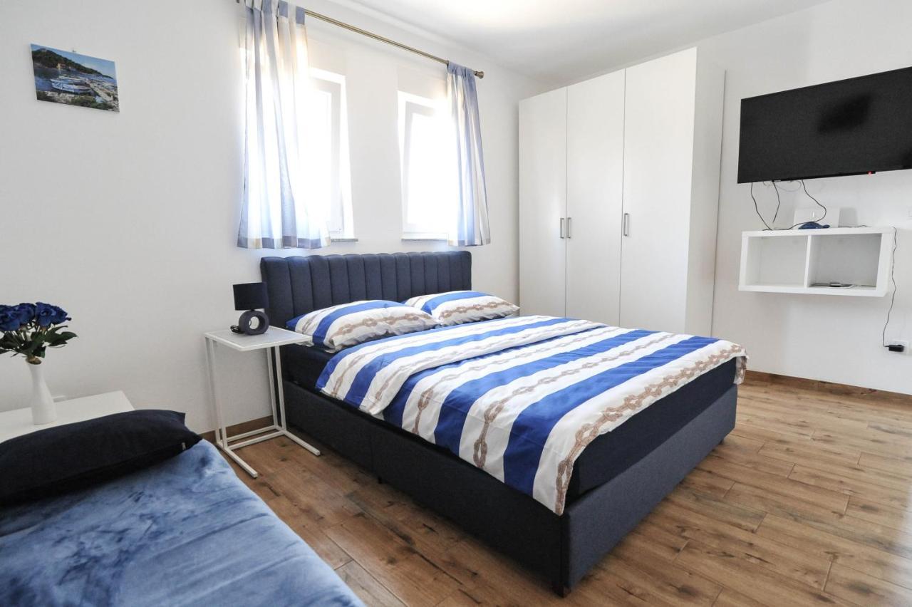 Apartmani Rebecca Vir Exterior photo
