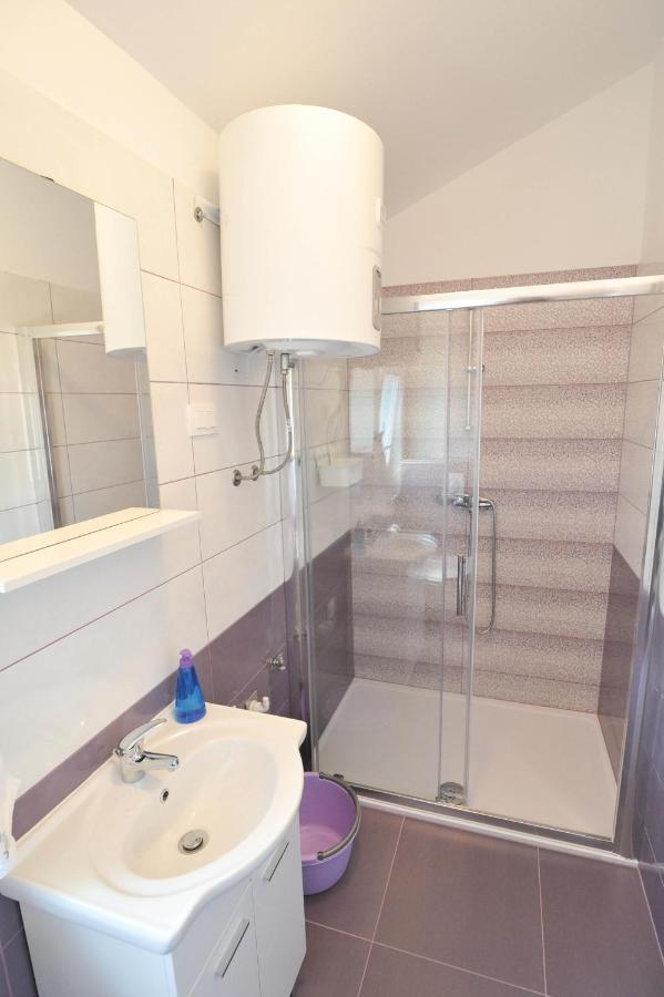 Apartmani Rebecca Vir Exterior photo