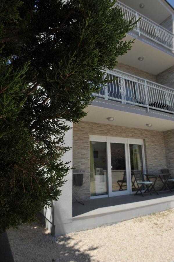 Apartmani Rebecca Vir Exterior photo